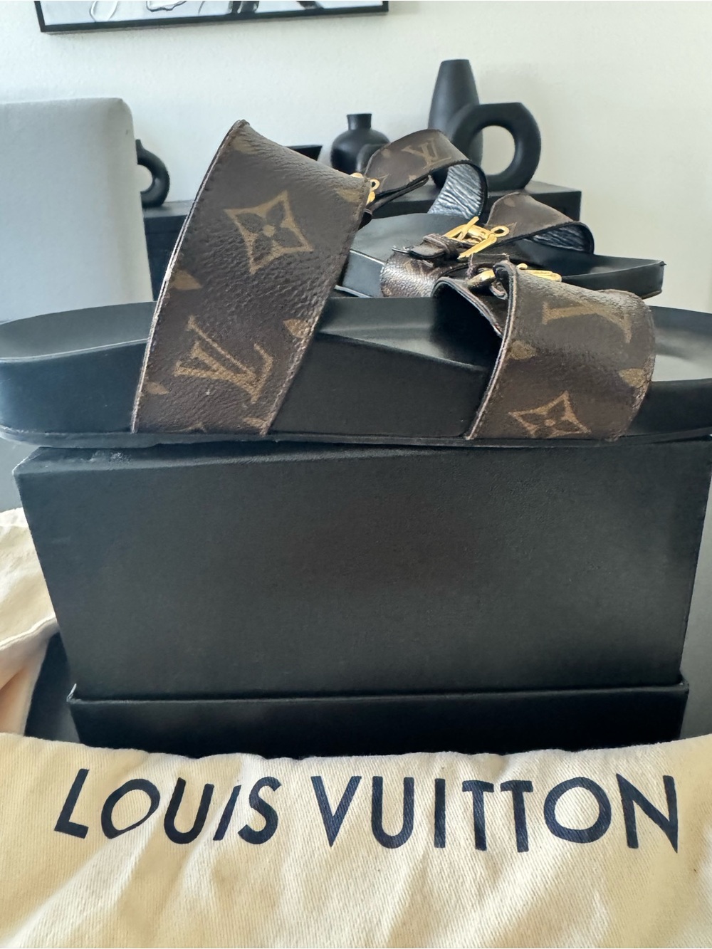 Louis Vuitton - Picture 4 of 8